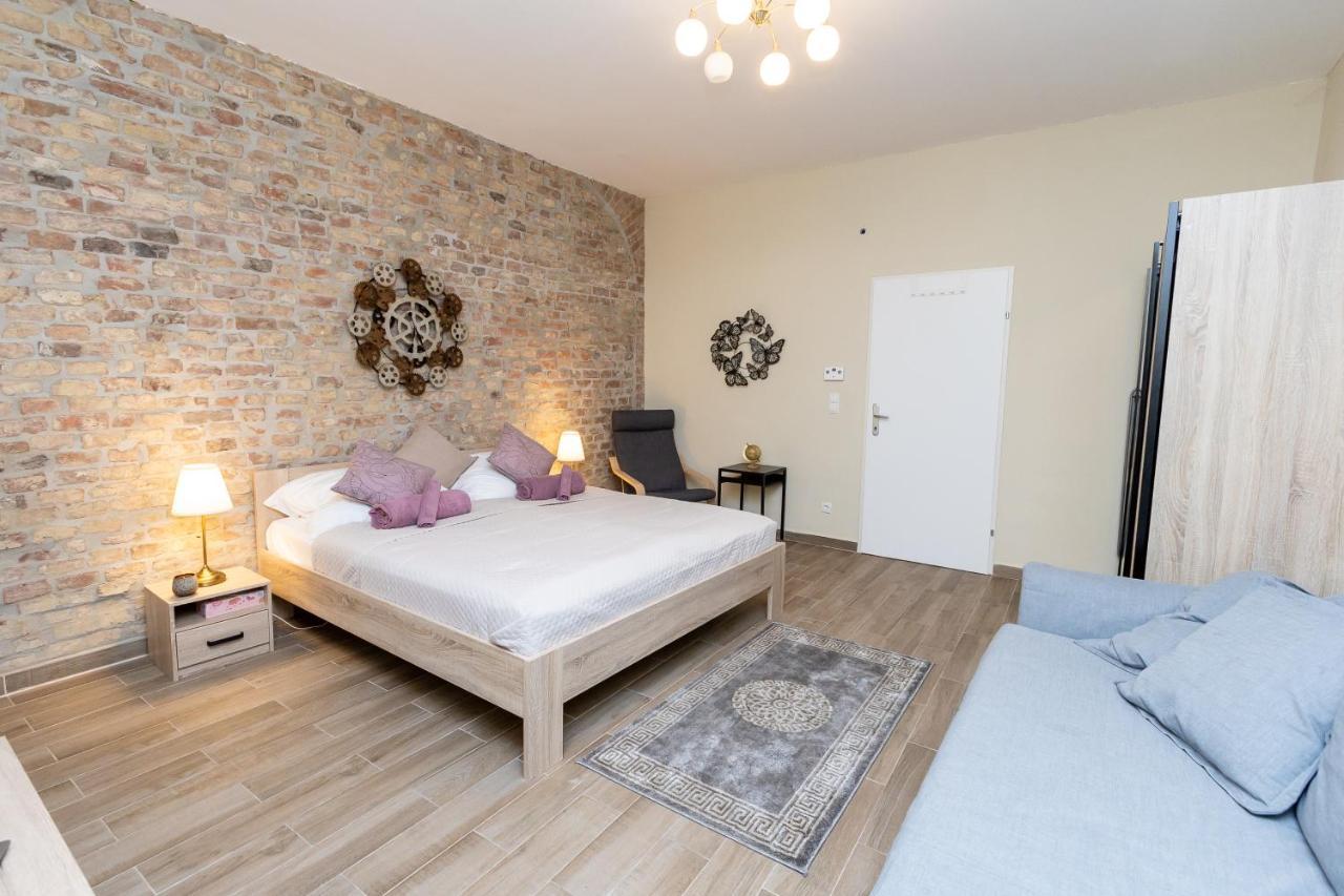 Comfortable Romantic 1 Bedroom Near Augarten Apartment *